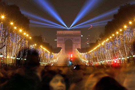 © Reuters/Christian Hartmann Beleuchtete Champs Elysees in Paris mit Blick auf den Arc de Triomphe