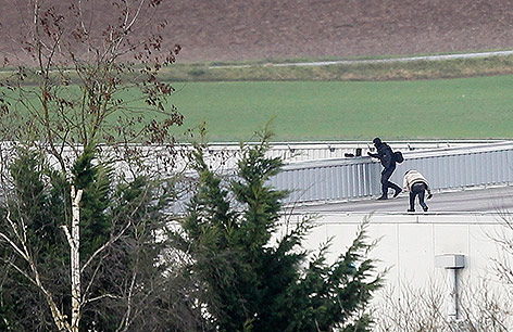 © APA/AP/Michel Spingler Polizei auf Dach