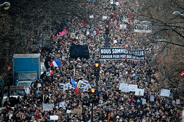 © Reuters/Eric Gaillard Menschen auf dem Platz der Republik in Paris