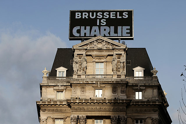 © Reuters/Francois Lenoir Schild zeigt "Brüssel ist Charlie"
