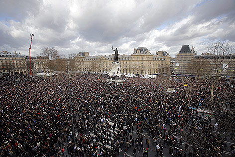 © AP/Laurent Cipriani Menschen auf dem Platz der Republik in Paris