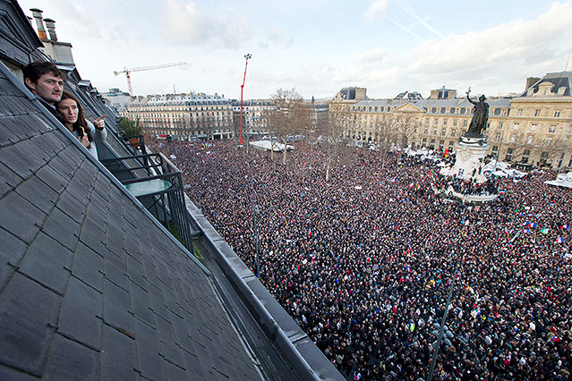 © AP/Peter Dejong Menschen auf dem Platz der Republik in Paris