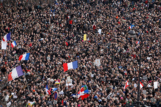 © APA/AP/Thibault Camus Menschen auf dem Platz der Republik in Paris