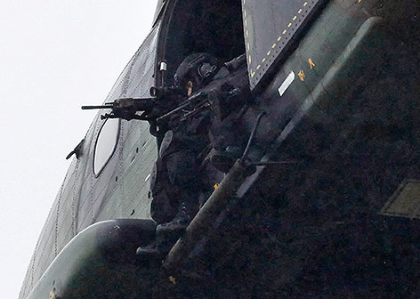 © APA/AP/Thibault Camus Scharfschütze in einem Helikopter