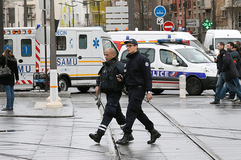 Sicherheitskräfte vor Supermarkt