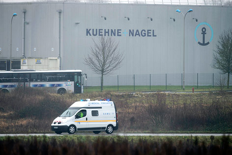 Industriegebäude und Krankenwagen