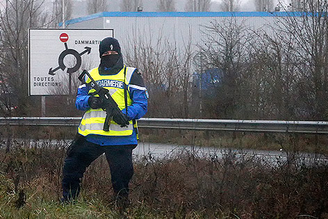 Gendarm mit Maschinengewehr sichert Kreuzung