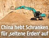 Arbeiter sucht nach Metallen der Seltenen Erden