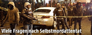 Polizisten vor einer Absperrung