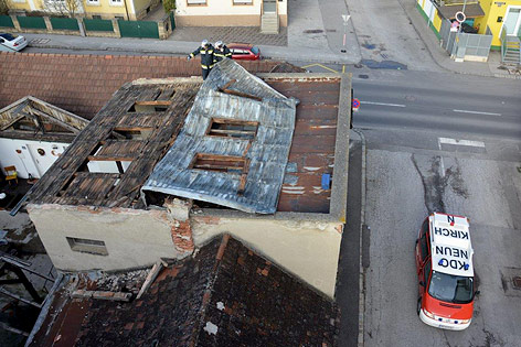 Feuerwehr bei einem Einsatz aufgrund eines vom Sturm abgedeckten Blechdaches in Neunkirchen in Niederösterreich