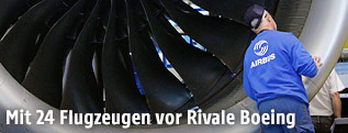 Airbus-Mitarbeiter vor Triebwerk