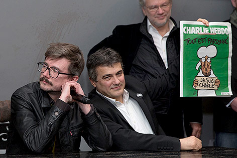 © Reuters/Philippe Wojazer Karikaturist Luz und Kolumnist Patrick Pelloux mit der neuen Ausgabe des französischen Satiremagazins "Charlie Hebdo"
