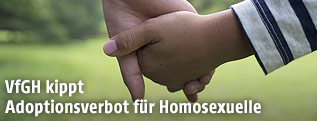 M&auml;nnerhand h&auml;lt eine Kinderhand