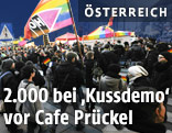 Kuss-Demo vor dem Cafe Pr&uuml;ckel