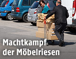 Menschen beim Möbelkauf