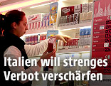 Frau sortiert Zigratettenpackungen