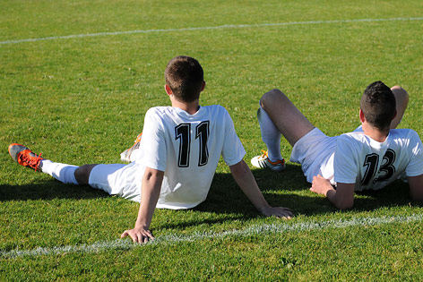 © Fotolia/Alain Vermeulen Jugendliche sitzen auf Fußballfeld