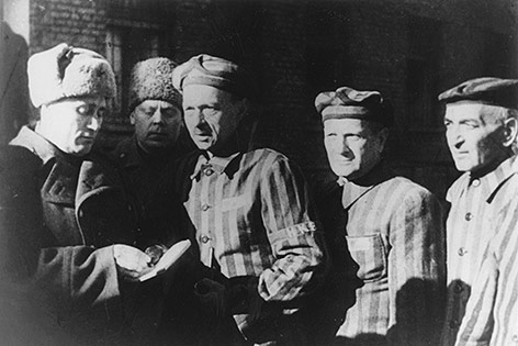 © APA/AP Gefangene und ein russischer Soldat im Konzentrationslager Auschwitz