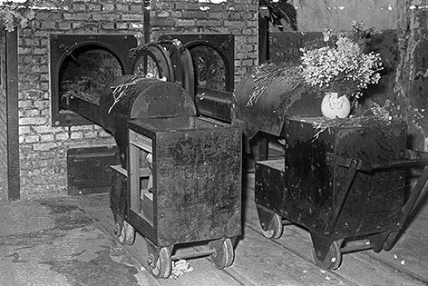 © AP Blumen im Krematorium vom Konzentrationslager Auschwitz