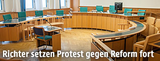 Leerer Gerichtssaal