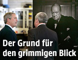 Der ehemalige US Präsident Geroge W. Bush vor dem Bild Churchills
