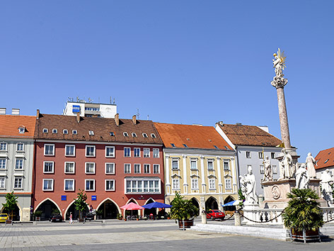 © Fotolia/Waldteufel Hauptplatz in Wiener Neustadt