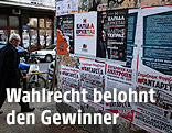 Wahlplakate an einer Hauswand