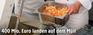 Koch mit Sch&uuml;ssel voller Gem&uuml;se