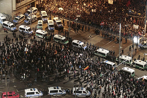 © AP/Markus Schreiber Polizeiautos zwischen LEGIDA-Demo und Gegendemo in Leipzig