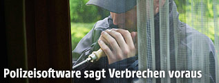 Einbrecher bei einer Türe