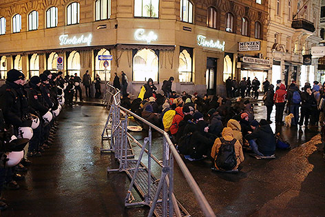 Demonstranten bei Akademikerball-Demo