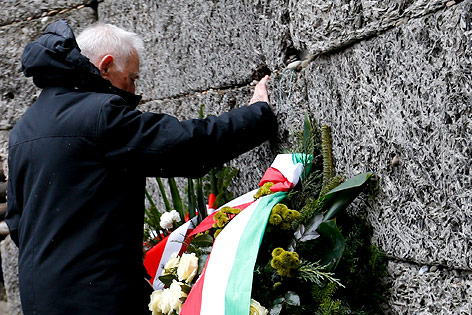 © Reuters/Laszlo Balogh Überlebender berührt die "Todeswand" in Auschwitz