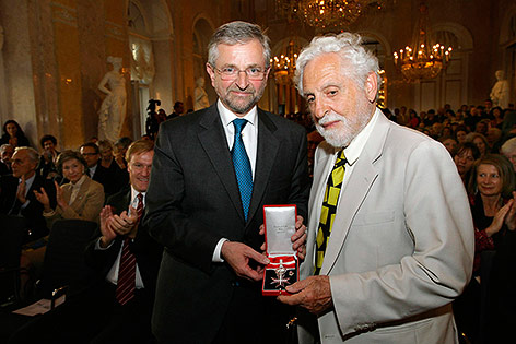 Molterer überreicht Carl Djerassi das Große Silberne Ehrenzeichen für Verdienste um die Republik Österreich