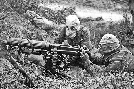 © Public Domain Britische Soldaten mit Gasmasken 1916 während der Schlacht an der Somme