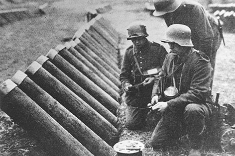 © Public Domain Deutsche Soldaten bereiten 1916 die Gaswerfer für einen Angriff vor