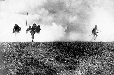 © Public Domain Deutsche Infanterie während eines Gasangriffs in Flandern 1916