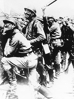 © Public Domain Russische Soldaten mit Gasmasken in einem Schützengraben (Gaskrieg), ca. 1916-17