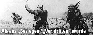 Mehrere US-Soldaten mit Gasmasken während dem ersten Weltkrieg, einer von ihnen ohne Maske greift sich an seine Kehle