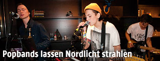 Isländische Band VÖK während eines Auftritts