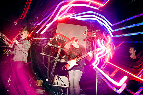 © Iceland Airwaves/VÖK/C siggi Isländische Band VÖK während eines Auftritts