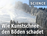 Eine Skipiste wird künstlich beschneit