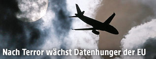 Flugzeug zwischen den Wolken