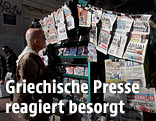 Mann betrachtet Zeitungen bei einem Kiosk