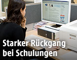 Frau sitzt vor einem Computer im AMS