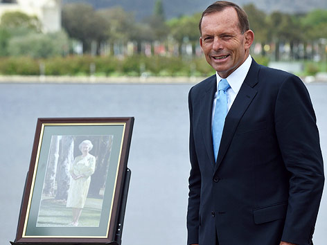 © APA/EPA/Wayne King Australiens Premierminister Tony Abbott neben einem Foto der britischen Queen