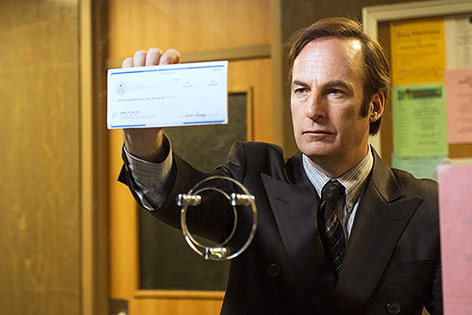 © AP/AMC/Ursula Coyote Der US-Schauspieler Bob Odenkirk als Saul Goodman in einer Szene der Serie "Better Call Saul"