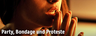 Die US-Schauspielerin Dakota Johnson streift sich während einer Filmszene von "Fifty Shades of Grey" mit ihren Fingern über die Lippen