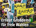 Demonstranten mit gelben Regenschirmen