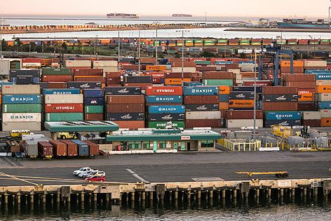 © AP/Damian Dovarganes Container im Hafen von Los Angeles