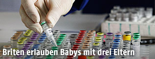 Labormitarbeiter mit DNA-Proben